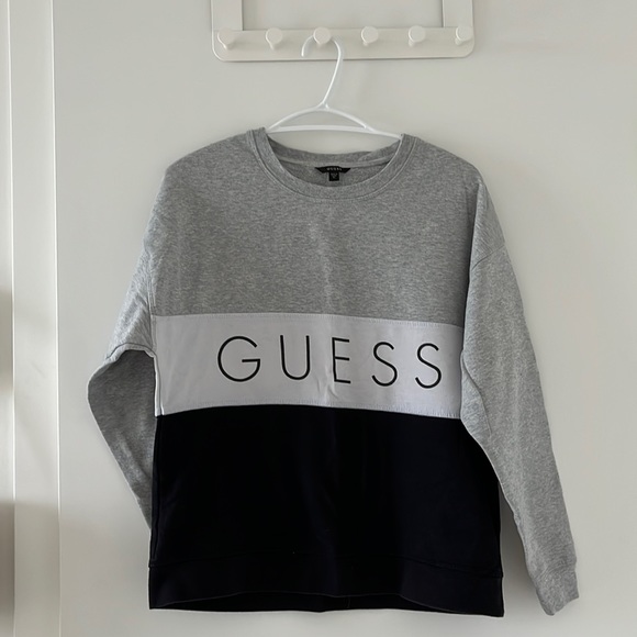 GUESS crewneck 🤍🖤 - Picture 1 of 1